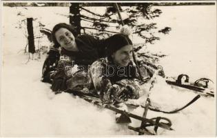 Predeál, Predeal; síelő hölgyek, téli sport / ski, winter sport. Foto M. Vesa photo (vágott / cut)