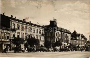 1934 Marosvásárhely, Targu Mures; Piata Reg. Ferdinand / Ferdinánd király tér, Hotel Transilvania szálloda, üzletek, automobilok / square, hotel, shops, automobiles (EB)