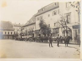 1916 Fogaras (Erdély), főtér, hátoldalon feliratozott fotó (Pompán Géza), albumba ragasztás nyomaival, 13×17,5 cm / Fagaras, Romania