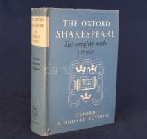 Shakespeare, William:  The Complete Works of William Shakespeare. Edited with a Glossary by W. J. Craig. London, (1957). Oxford University Press. VIII + 1164 + [4] p. William Shakespeare összes műveinek első oxfordi hivatalos kiadása (Oxford Standard Authors Edition) először 1905-ben jelent meg, újraszerkesztett változata pedig 1943-ban. Példányunk az 1943. évi szerkesztés 8. kiadásából való, és a 37 drámaszövegen felül tartalmazza Shakespeare kisepikáját és költeményeit is, a kötet végén mutatókkal, tartalomjegyzékkel. Kéthasábos szövegoldalakkal. Aranyozott gerincű kiadói egészvászon kötésben, felül kék festésű lapszélekkel, illusztrált kiadói védőborítóban. Jó példány.