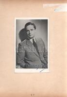 Szilassy László (1908-1972) színész, filmsztár aláírt fényképe. Inkey Tibor fotója, mérete: 140x90 m...