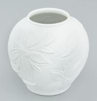 Német biszkvit porcelán váza. Sorszámozott, hibátlan, m: 11 cm