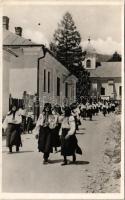 1940 Rahó, Rachov, Rahiv, Rakhiv; Székesfővárosi Alkalmazottak segítőalapja &quot;Budapest&quot; üdülő és turistaszálló, magyarorosz népviselet. Foto Erődi / street, church, folklore