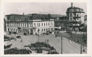 Nagyvárad, Oradea; Bémer tér, Magyar Általános Hitelbank nagyváradi fiókja, Általános Hitelbank, Ady, Vadas, Fazekas üzlete, drogéria, sorsjegyáruda, villamos, automobilok, magyar katonák / square, banks, shops, drugstore, automobiles, tram, Hungarian soldiers