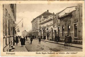 1924 Petrozsény, Petroseni, Petrosani; Strada Regele Ferdinand cu Libraria Jiul Cultural / Ferdinánd király útja, üzletek / street view, shops (vágott / cut)