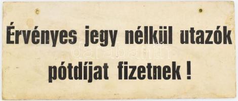 cca 1960 &quot;Érvényes jegy nélkül utazók pótdíjat fizetnek!&quot; tömegközlekedési karton figyelmeztető tábla, kisebb sérülésekkel, 14×33 cm