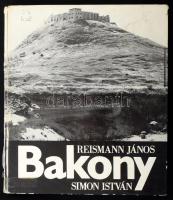 Reismann János - Simon István: Bakony. Bp., 1973, Corvina. Egészoldalas, fekete-fehér fotókkal illusztrálva. Kiadói kartonált papírkötés, kissé sérült borítóval és gerinccel, helyenként kissé hullámos lapokkal, volt könyvtári példány. Megjelent 4000 példányban.