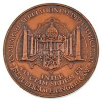 1990. &quot;IN MEMORIAM RELATIONUM DIPLOMATICARUM - INTER SANCTAM SEDEM ET REPUBLICAM HUNGARICAM / CITTA DEL VATICANO&quot; kétoldalas, piedfort bronz emlékérem a vatikáni-magyar diplomáciai kapcsolatok újrafelvétele alkalmára (42,5mm) T:AU