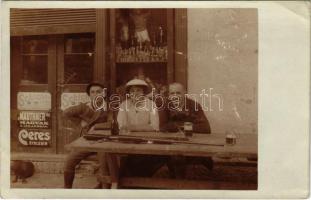 1913 Ismeretlen település, üzlet Schicht szappan, Mauthner magvak, Ceres ételzsír reklámmal, vadászpuska az asztalon. photo (EB)