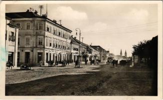 1942 Szászrégen, Reghin; Gróf Teleki Pál utca, étterem, Birthler Rádió üzlet, magyar katonák teherautóban / street, restaurant, shop, Hungarian soldiers in truck