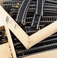 Doboznyi modellvasút tétel: 2 darab Piko FZ1 trafó + 4 doboznyi sín + Modellvasút tervezése és építé...