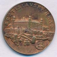 Szlovákia ~1990. Bratislavsky Hrad / Szlovákia várai és kastélyai bronz emlékérem (27mm) T:XF Slovakia ~1990. Bratislavsky Hrad / The Castles and Palaces of Slovakia bronze commemorative medallion (27mm) C:XF