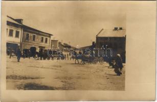 1917 Rava-Ruska, Rawa Ruska; WWI military, market square. Verlag der k.u.k. Feldbuchhandlungen des 4. AK. (Qu.-Abt.) Feldpost 340. + &quot;K.u.K. Kriegsgräber-Arbeiter-Abteilung Nr. 14. in Rawa-Ruska&quot; (vágott / cut)