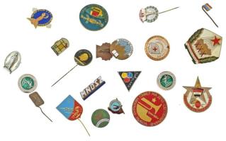 Vegyes 20db-os magyar és külföldi szocialista jelvény tétel, közte 1980. "Közös űrrepülés" műgyantás fém jelvény (30mm) T:vegyes