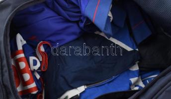 Hertha BSC Berlin szurkolói tétel: gurulós sporttáskában 2 darab takaróhuzat, melegítőfelső, Voronin...