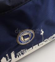 Hertha BSC Berlin szurkolói tétel: gurulós sporttáskában 2 darab takaróhuzat, melegítőfelső, Voronin...