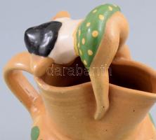 Pajzán figurális díszítésű kancsó. Alján kis sérüléssel, m: 20,5 cm