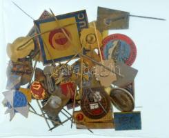 ~40db-os magyar és külföldi, főleg szocialista korabeli jelvénytétel T:vegyes