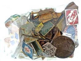 ~40db-os magyar és külföldi, főleg szocialista korabeli jelvénytétel T:vegyes