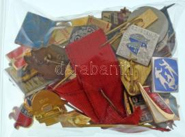 ~40db-os magyar és külföldi, főleg szocialista korabeli jelvénytétel T:vegyes