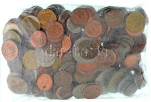 Vegyes, főleg külföldi érmetétel mintegy ~740g súlyban, T:vegyes Mixed, mostly foreign coin lot (~740g) C:mixed