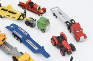 4 darab vontató teherautó makett, klf vontatott járművekkel, jelzett, h: 20-25 cm