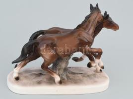 Royal Dux vágtató lópár. Jelzés nélkül, két láb restaurált, 25x20 cm