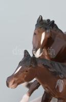 Royal Dux vágtató lópár. Jelzés nélkül, két láb restaurált, 25x20 cm