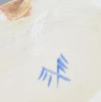 2 darab antik német historizáló porcelán figura, egyik hiányos. Jelzett, 13x9 cm