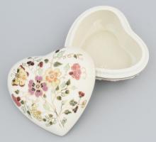 Zsolnay pillangómintás, szív alakú bonbonniere. Kézzel festett, jelzett, hibátlan. 10x12,5 cm
