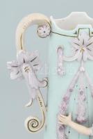 cca 1900, Art nouveau váza, kapaszkodó kislány alakjával. Festett biszkvit porcelán, plasztikus növé...