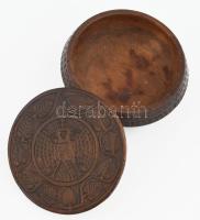Osztrák-Magyar Monarchia címerével faragott fa doboz, repedéssel, d: 12 cm