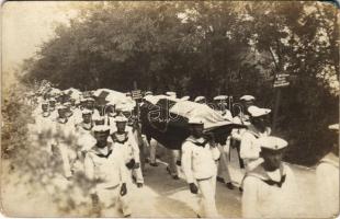 1917 Kotor Cattaro; SMS NOVARA cs. és kir. haditengerészet Helgoland-osztályú gyorscirkáló elesett matrózainak temetése az Otrantó-i ütközet után, koporsók letakarva zászlóval / K.u.K. Kriegsmarine / WWI Austro-Hungarian Navy, funeral of the dead mariners of SMS Novara after the battle of Otranto, coffins. photo