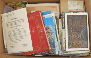 Nagyobb doboznyi vegyes papírrégiség, benne kb. 200 db fotó, sok modern képeslap, térképek, leporell...