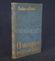 Halácsy Dezső:  A magyar városokért. Budapest, 1940. Szerző (Keresztény Nemzeti Nyomdavállalat Rt., Pápa). 259 + [1] p. Halácsy Dezső (sz. 1908) újságíró, gazdasági szakíró, a Magyarok Világszövetsége alapító tagjának hazafias szellemiségű urbanisztikai munkája a magyar városok kulturális, gazdasági, idegenforgalmi és szociálpolitikai eredményeit és hiányosságait elemzi. A tartalomból: A magyar városok kulturális és szociális feladatai - A magyar városok könyvtárkultúrája - A magyar városok biztosításai - A város és a falu egymásrautaltsága - Szabadtéri játékok a magyar városokban - Pusztuló magyar kúriák - A városok idegenforgalma és a magyar államvasutak - Budapest tündéri szépsége - Budapest fürdőváros felvirágoztatása - Tisztítsuk meg Budapest levegőjét! - Budapest, a szociális főváros - Kassa új történelmi feladata - Rimaszombat jövője a hazatérés után - Sóvárgás Erdély városaiért - A balatonvidéki városok a magyar tenger idegenforgalmáért - Mi fáj a Nagy-Magyar-Alföldnek? - Szeged jelentősége az alföldi kultúra és civilizáció szempontjából - Debrecen hivatása a Tiszántúlon - Pécs, a Dunántúl gyöngye - Kaposvár, a virágos város - A 30 esztendős Magyar Városok Országos Szövetsége - A magyar városokban működő biztosító intézetek - A Hangya. Halácsy Dezső urbanisztikai és nemzetstratégiai munkájának első kiadása 1940-ben jelent meg, melyet a következő két évben négy újabb kiadás követett, egyre bővülő tartalommal. Példányunk a III. kiadásból való. Néhány oldalon gyermekrajzok, példányunkból a Margit-sziget térképmelléklete hiányzik. Aranyozott, enyhén kopott kiadói egészvászon kötésben, felül vörös festésű lapszélekkel. Jó példány.