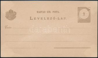 1882 2kr használatlan díjjegyes levelezőlap, a Magyar bélyegek katalógusában bemutatott lemezhibával (galvánlemez sérülés, exfoliáció). Rendkívül ritka, mindössze 4 ilyen darab ismert. RRR!