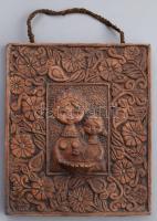 Kovács Mária: Anya kislányával díszítéssel fali mécsestartó. Engóbozott kerámia, jelzés nélkül, 21x1...