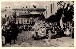 1940 Marosvásárhely, Targu Mures; bevonulás magyar zászlókkal, tank / entry of the Hungarian troops with flags, tank + &quot;1940 Marosvásárhely visszatért&quot; So. Stpl (EK)