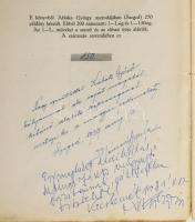 Tóth Ervin:  Fametszet a XX. században. Némedy Gyula előszavával. (Számozott, kétszeresen dedikált.) [Budapest], 1939. MEGE (Ablaka György ny., Szeged). 40 + [2] p. + 5 t. (kétoldalas). Egyetlen kiadás. Tóth Ervin (1910-1999) művészettörténész tanulmánya a fametszés XX. századi hagyományait méltatja, oldalszámozáson belül számos magyar és külföldi grafikusművész - többek között Varga Nándor Lajos, Gáborjáni Szabó Kálmán, Gy. Szabó Béla, Molnár C. Pál, Buday György - munkáinak közzétételével. Kolofon: ,,E könyvből Ablaka György nyomdájában 250 példány készült. Ebből számozott: I-L-ig, és 1-150-ig. Az I-L. műveket a szerző és az előszó írója aláírták. A számozás sorrendjében ez a 150. [példány]". Dedikációk: Nagy szeretettel Kabók Győző bátyámnak, aki saját magából, kitűnő alakító képességével metszi ki a magyar jellemeket. Szeged, 1939. aug. 17". ,,Egy megkésett dedikálás Molnár János műgyűjtő barátomnak, változatlan tisztelettel. Kecskemét, 1981. II. 12. Tóth Ervin". Példányunk fűzése meglazult, a címoldalon foltosság. (A Magyar Exlibrisgyűjtők és Grafikabarátok Egyesületének nyolcadik kiadványa.) Prov.: Kabók Győző; Molnár János. [Kabók Győző (1881-1949) kabaré- és karakterszínész; Molnár János helytörténész, kecskeméti népművészeti és könyvgyűjtő, a kecskeméti Katona József Társaság vezetőségi tagja, számos magyar író, költő erdélyi úti kalauza, számos erdélyi költő, író kecskeméti házigazdája az 1960-1980-as években.] Fűzve, színes, illusztrált, sérült, foltos kiadói borítóban.