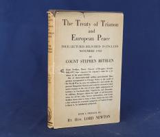 Bethlen, [István] Stephen:  The Treaty of Trianon and European Peace. Four Lectures delivered in London in November 1933. With a Preface by Lord Newton. London, 1934. Longmans, Green &amp; Co. Ltd. (Printed by The Ballantyne Press). XII + [2] + 187 + [1] p. Első angol kiadás. Bethlen István volt miniszterelnök angol nyelvű londoni geopolitikai előadásai a trianoni békediktátum kapcsán, oldalszámozáson belül néhány egész oldalas térképpel. A munka ,,Bethlen István angliai előadásai&quot; címmel magyar nyelven is megjelent. Aranyozott gerincű kiadói egészvászon kötésben, enyhén sérült kiadói védőborítóban. Jó példány.