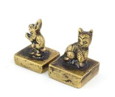 2 darab tibeti bronz állatfigurás pecsételő. cca 19. sz., Tibet, m: 4 cm