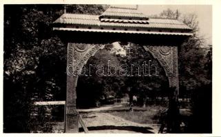 Székelykeresztúr, Kristur, Cristuru Secuiesc; Tanítóképző székely kapuja. Nagy Béla fényképész kiadása / Secui wood carved gate of the teachers training institute