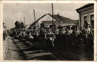 1940 Máramarossziget, Sighetu Marmatiei; bevonulás, katonák motorral, automobile / entry of the Hungarian troops, soldiers on motorbicycles, automobile (fl)