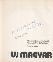 Rózsahegyi György:  Új magyar Parnasszus. Rózsahegyi György írókarikatúrái. (Dedikált.) [Budapest], (1973). Pannonia Kiadó (Zrínyi Nyomda). [8] + 100 + [12] p. Egyetlen kiadás. Dedikált: ,,Kiss családnak szeretettel! Rózsahegyi Gyuri. Bp. 1974. febr. 25". Oldalszámozáson belül Rózsahegyi György (1940-2010) grafikusművész humoros író- és költőportréi, számos esetben a portréalany néhány szavas kommentárjának hasonmásával. A bevezetőt Ungvári Tamás írta. Színes, illusztrált kiadói kartonkötésben. Jó példány.