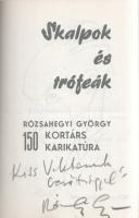 Rózsahegyi György:  Skalpok és trófeák. Rózsahegyi György 150 kortárs karikatúrája. (Dedikált.) [Budapest], (1982). (Szerző - Tempó sokszorosító.) [4] + 150 + [6] p. Egyetlen kiadás. Dedikált: ,,Kiss Viktornak barátsággal: Rózsahegyi György". Oldalszámozáson belül Rózsahegyi György (1940-2010) grafikusművész humoros író-, költő-, színész-, zenész-, festő- és politikusportréi, számos esetben a portréalany néhány szavas kommentárjának hasonmásával. Az utószót Marton Frigyes humorista írta. Fűzve, színes, illusztrált kiadói borítóban. Jó példány.