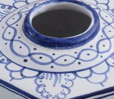 Antik habán hatszögletű váza múzeumi másolata, jelzett, m: 26,5 cm