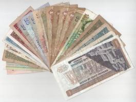 22db-os vegyes bankjegy tétel, közte Olaszország, Egyiptom, Dél-Afrika stb. T:F-G
22pcs of mixed ba...