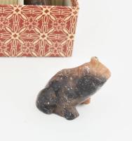 12 db kínai jáde béka figura, eredeti dobozában, egyenként 3,5 cm