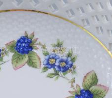 Hollóházi Szeder mintás háncsnyomott áttört mintás kínáló. Jelzett, hibátlan, d: 19,5 cm, m: 5,5 cm