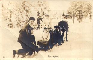 1909 Oslo, Christiania, Kristiania; Paa agetur / winter sport, sledding. photo (EB)